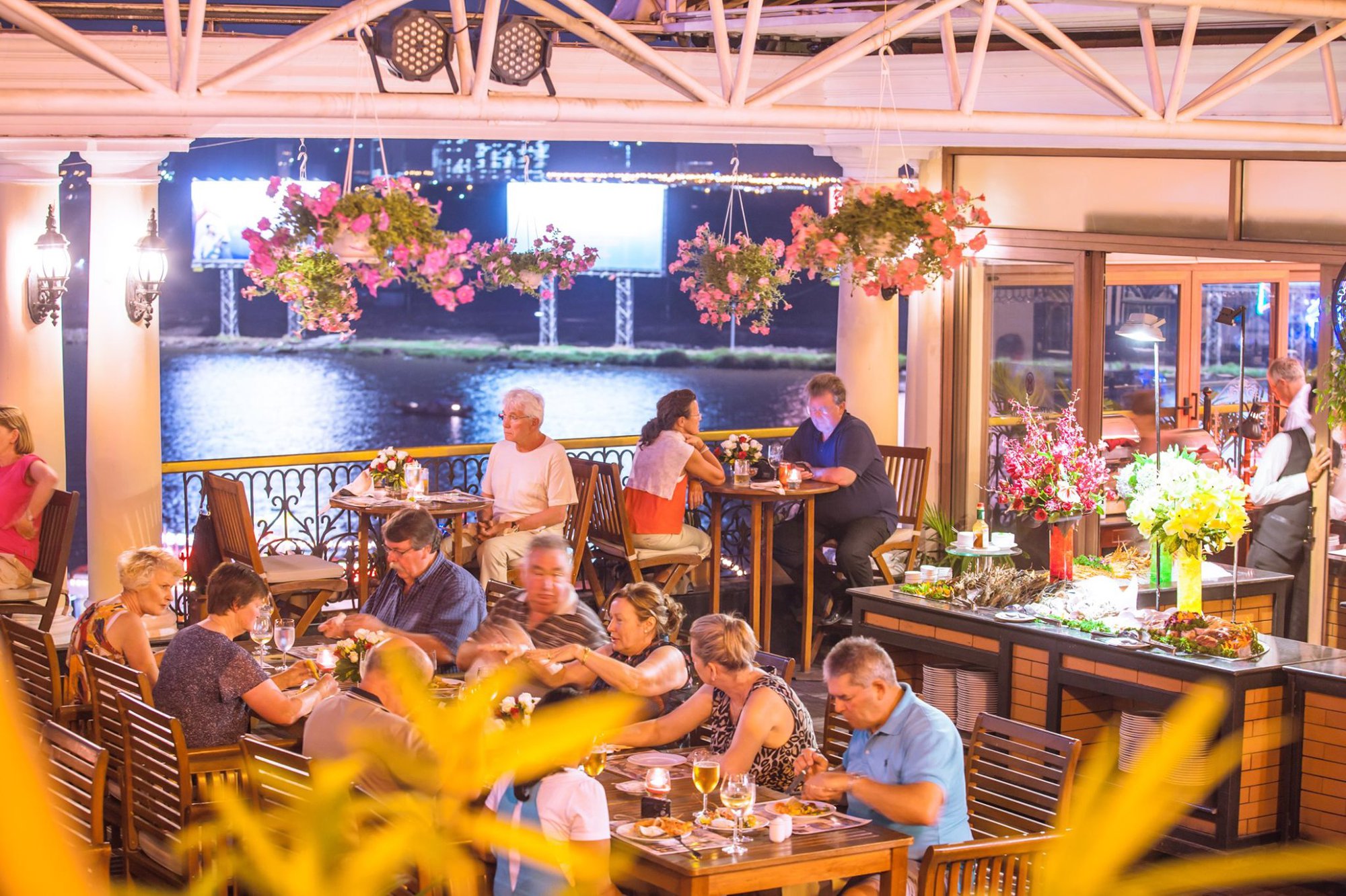 Điểm qua các nơi từ bình dân đến sang chảnh lý tưởng để ngắm cảnh bên sông tại bến Bạch Đằng - thú thư giãn rầm rộ quay trở lại - Ảnh 34.