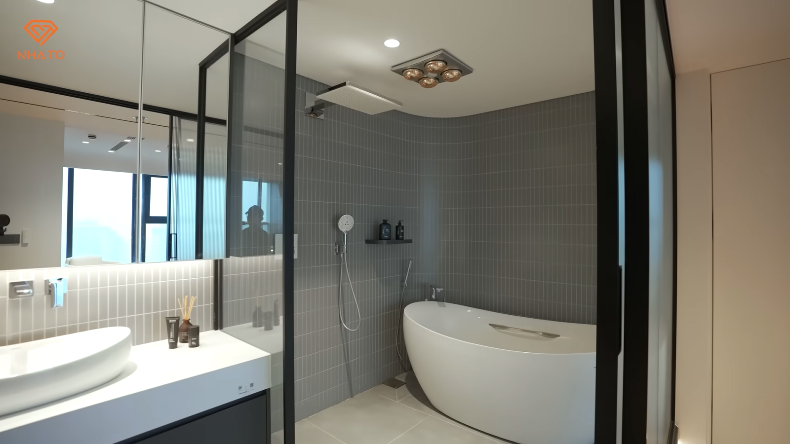 Đột nhập căn hộ đập thông rộng gần 250 m2, phòng ngủ của giúp việc xịn xò đến mức BLV Tạ Biên Cương cũng muốn ứng tuyển - Ảnh 3. Đột nhập căn hộ đập thông rộng gần 250 m2, phòng ngủ của giúp việc xịn xò đến mức BLV Tạ Biên Cương cũng muốn ứng tuyển - Ảnh 3.