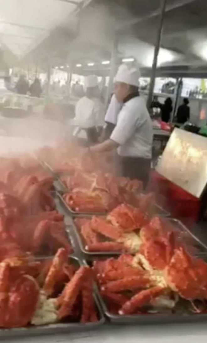 Dân mạng choáng với cỗ cưới sang chảnh nhất Bắc Ninh, đãi khách bằng món cua có giá hơn 2 triệu/kg - Ảnh 8. Dân mạng choáng với cỗ cưới sang chảnh nhất Bắc Ninh, đãi khách bằng món cua có giá hơn 2 triệu/kg - Ảnh 8.