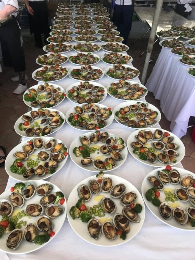 Dân mạng choáng với cỗ cưới sang chảnh nhất Bắc Ninh, đãi khách bằng món cua có giá hơn 2 triệu/kg - Ảnh 4. Dân mạng choáng với cỗ cưới sang chảnh nhất Bắc Ninh, đãi khách bằng món cua có giá hơn 2 triệu/kg - Ảnh 4.