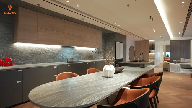 Đột nhập căn hộ đập thông rộng gần 250 m2, phòng ngủ của giúp việc xịn xò đến mức BLV Tạ Biên Cương cũng muốn ứng tuyển - Ảnh 12.