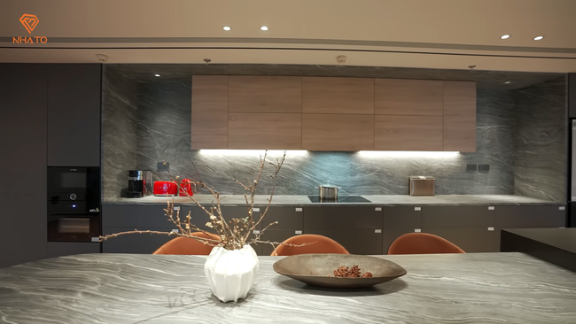 Đột nhập căn hộ đập thông rộng gần 250 m2, phòng ngủ của giúp việc xịn xò đến mức BLV Tạ Biên Cương cũng muốn ứng tuyển - Ảnh 11. Đột nhập căn hộ đập thông rộng gần 250 m2, phòng ngủ của giúp việc xịn xò đến mức BLV Tạ Biên Cương cũng muốn ứng tuyển - Ảnh 11.