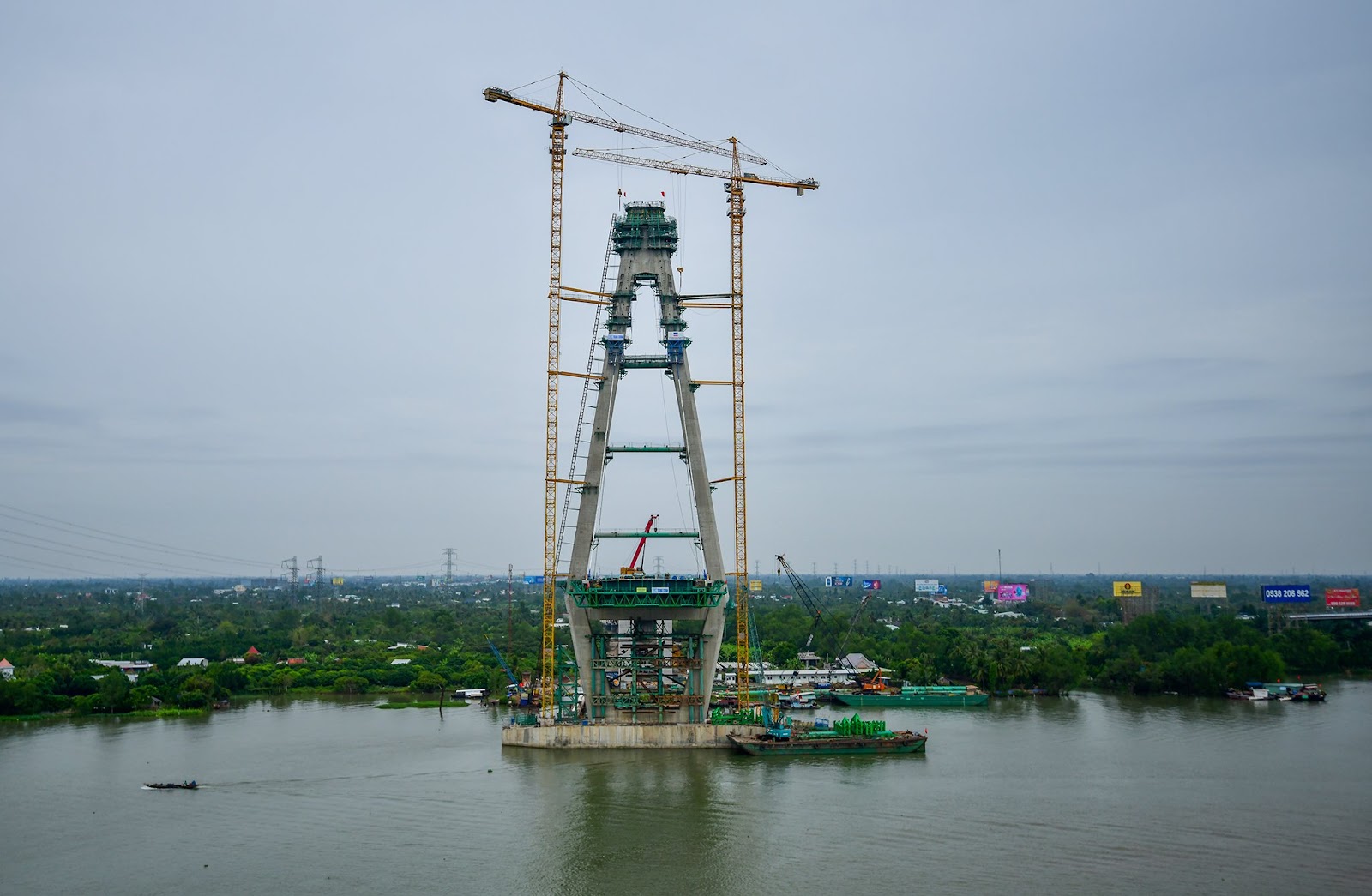 Cận cảnh cầu đắt nhất bắc qua sông Tiền, có trụ chính cao bằng tòa nhà 40 tầng - Ảnh 2.