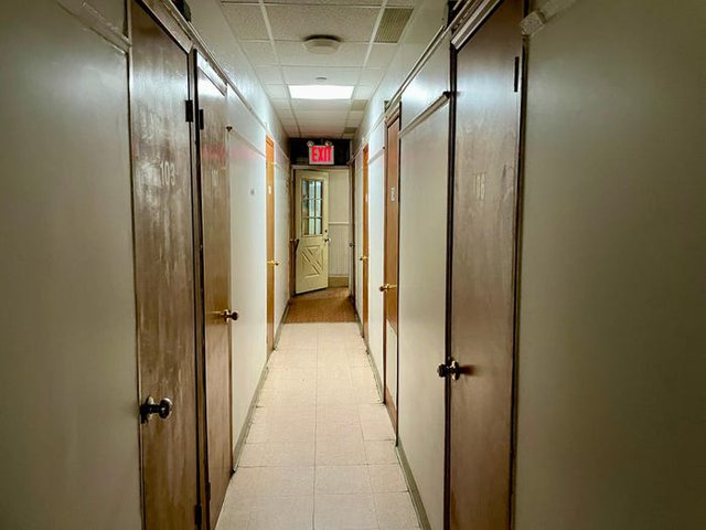 Hóa ra đây là khách sạn 1 sao tồi tệ nhất New York, bước vào căn phòng thế này mà bị hét giá 2 triệu/đêm thì hết cả hồn! - Ảnh 8.