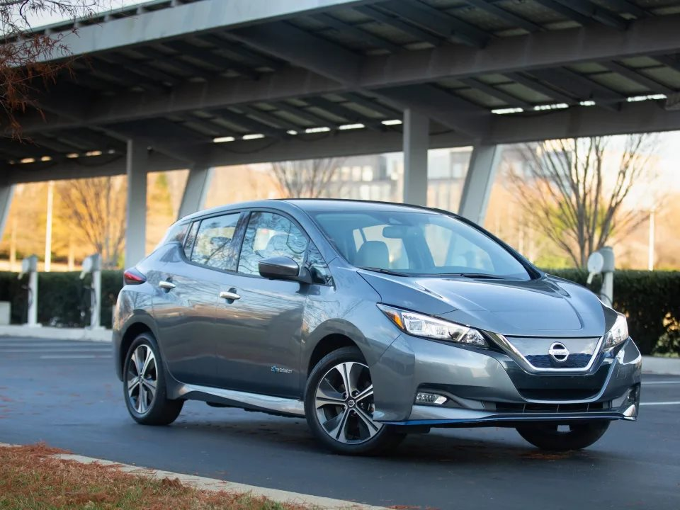 Nissan dùng pin xe điện cũ cung cấp năng lượng cho cả tòa nhà - Ảnh 1.