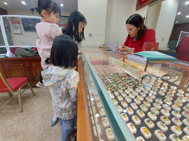 Sau ngày vía Thần tài, người mua vàng nhẫn lỗ 2 triệu đồng/lượng - Ảnh 1. Sau ngày vía Thần tài, người mua vàng nhẫn lỗ 2 triệu đồng/lượng - Ảnh 1.