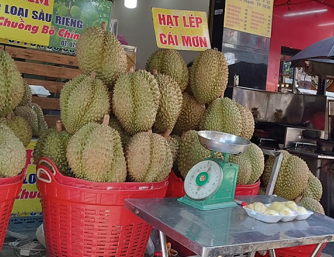 Giá sầu riêng 180.000 đồng/kg, thương lái không mua nổi - Ảnh 1.