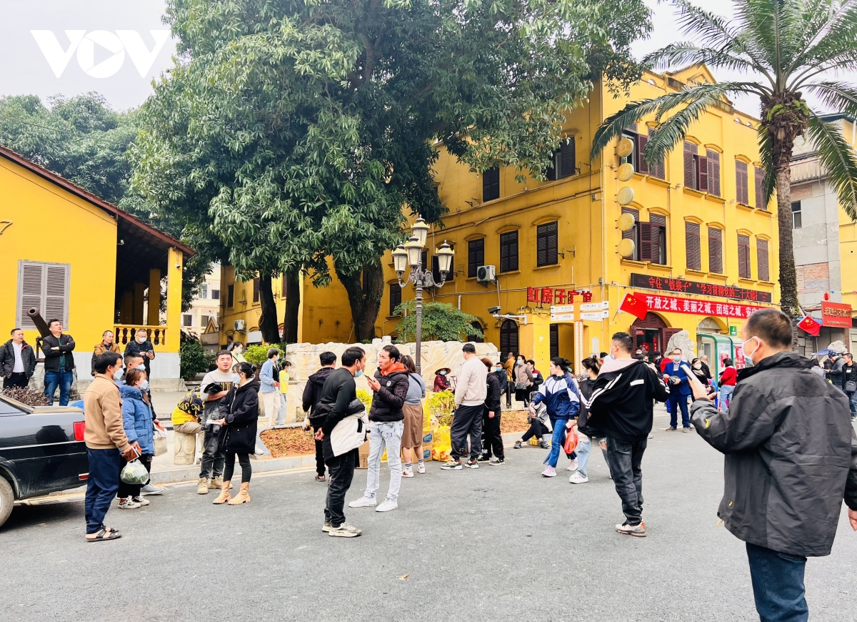 Xếp hàng vài giờ đồng hồ, vẫn chấp nhận chen chân để qua biên giới Lào Cai - Hà Khẩu - Ảnh 1.