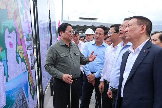 Thủ tướng khảo sát một số dự án hạ tầng, công nghiệp lớn và mô hình nhà thu nhập thấp tại Bình Định - Ảnh 8.