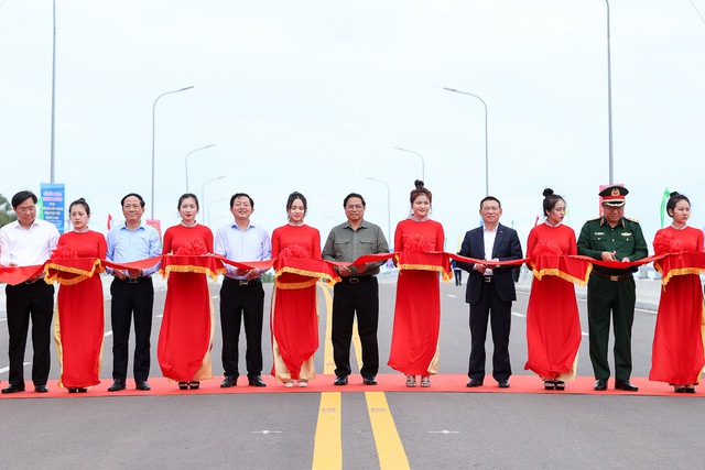 Thủ tướng khảo sát một số dự án hạ tầng, công nghiệp lớn và mô hình nhà thu nhập thấp tại Bình Định - Ảnh 6.
