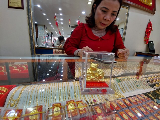 Người dân lỗ ngay 1 triệu đồng/lượng khi mua vàng - Ảnh 1. Người dân lỗ ngay 1 triệu đồng/lượng khi mua vàng - Ảnh 1.