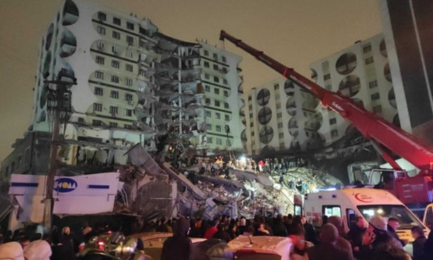 Hiện trường động đất rung chuyển Thổ Nhĩ Kỳ: Người dân la hét cầu cứu và tháo chạy trong hoảng loạn - Ảnh 3.