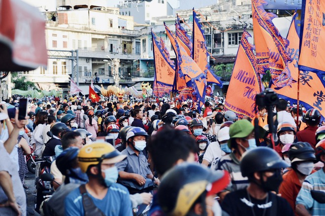 Chùm ảnh: Hàng ngàn người dân ở TP.HCM xuống phố xem Bát Tiên khiến các tuyến đường kẹt cứng - Ảnh 13.