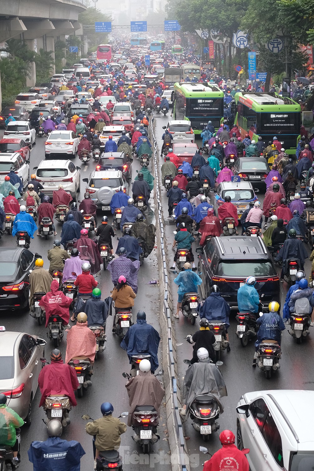 Người Hà Nội chôn chân trong mưa phùn gió bấc đến công sở ngày đầu tuần - Ảnh 2.