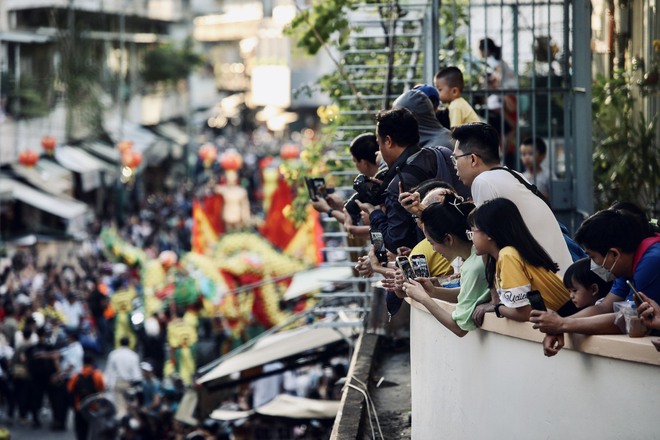 Chùm ảnh: Hàng ngàn người dân ở TP.HCM xuống phố xem Bát Tiên khiến các tuyến đường kẹt cứng - Ảnh 20.