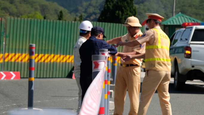 Ngày đầu tiên tạm đóng cửa đèo Prenn Đà Lạt - Ảnh 2.