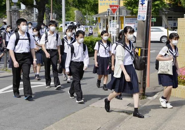  Những nguyên tắc giáo dục kỳ lạ ở Nhật Bản: Không mặc áo khoác khi trời rét chưa là gì so với quy định đồ lót phải cùng màu - Ảnh 2.