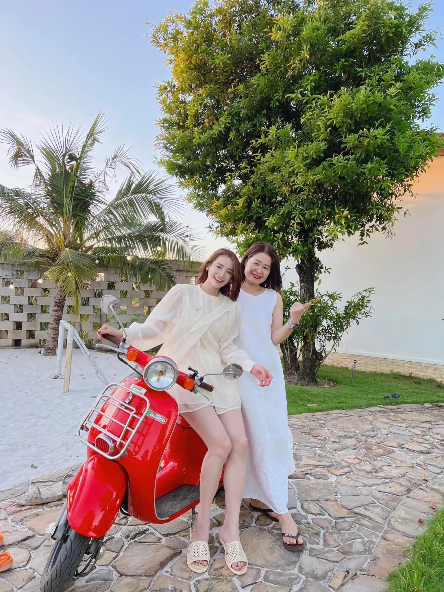 Nhã Phương check-in tại biệt thự nhà vườn nghìn m2, dân tình chăm chăm vào 1 món đồ của Trường Giang - Ảnh 1.