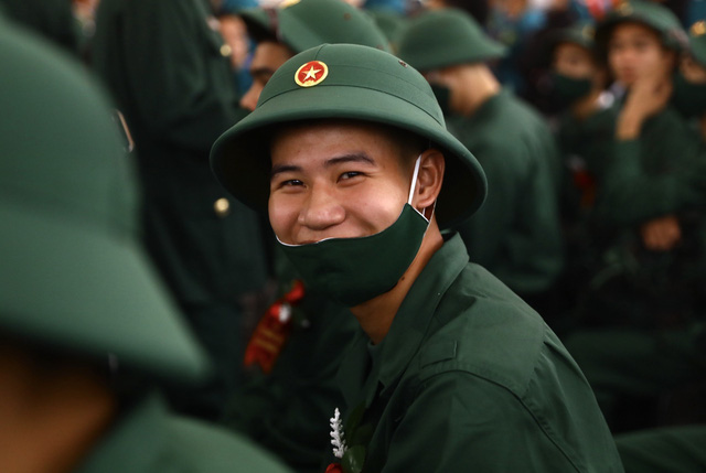 Thanh niên Thủ đô nô nức lên đường thực hiện nghĩa vụ quân sự năm 2023 - Ảnh 7.