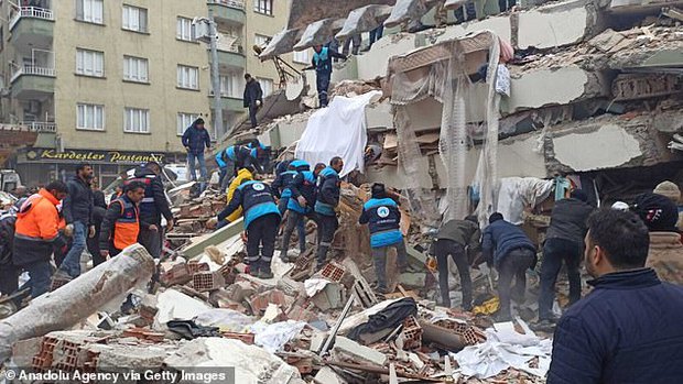  Lời kể nạn nhân trong vụ động đất thảm khốc ở Thổ Nhĩ Kỳ: Chúng tôi chỉ biết nằm yên và đợi cho hết rung chuyển - Ảnh 3.