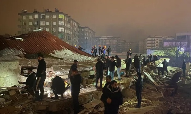  Hiện trường động đất rung chuyển Thổ Nhĩ Kỳ: Người dân la hét cầu cứu và tháo chạy trong hoảng loạn - Ảnh 4.