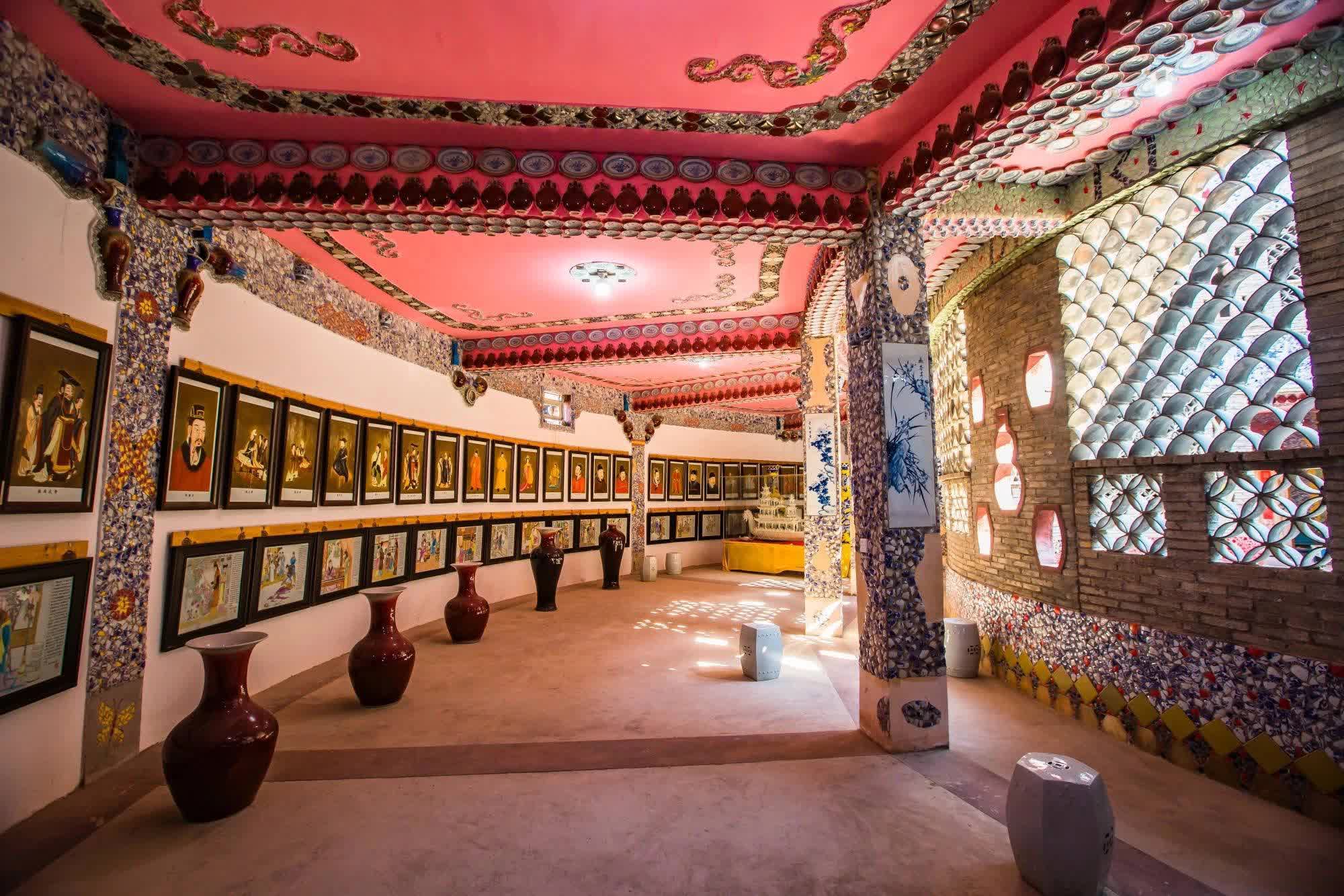 Cụ bà 90 tuổi bán hết tài sản để xây một cung điện bằng sứ, chấp nhận sống trong túp lều nhỏ vì ước nguyện to lớn - Ảnh 12.