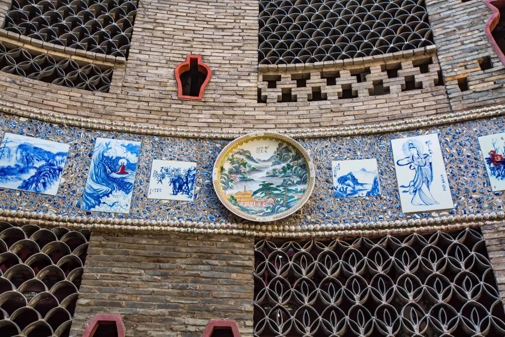 Cụ bà 90 tuổi bán hết tài sản để xây một cung điện bằng sứ, chấp nhận sống trong túp lều nhỏ vì ước nguyện to lớn - Ảnh 11.