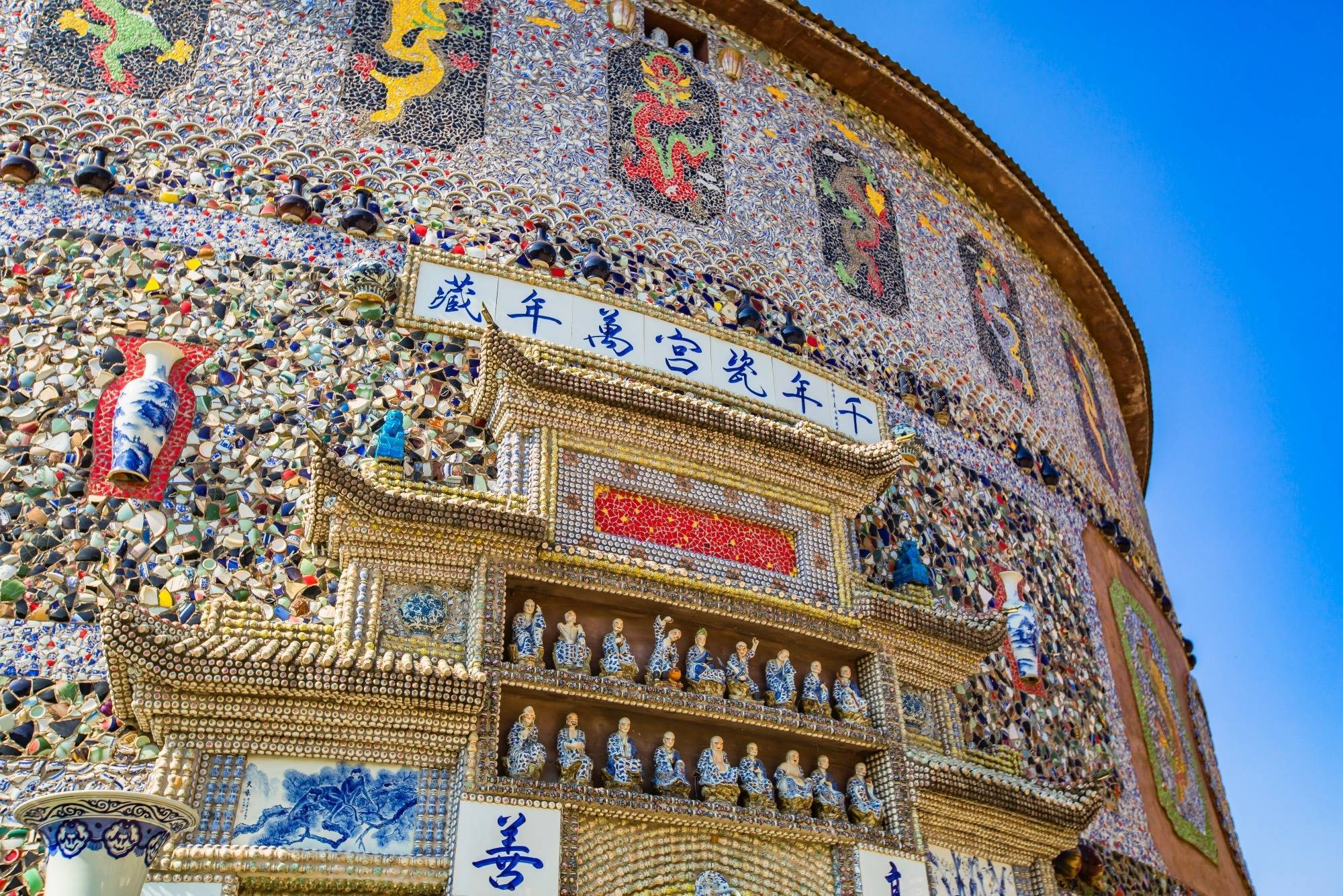 Cụ bà 90 tuổi bán hết tài sản để xây một cung điện bằng sứ, chấp nhận sống trong túp lều nhỏ vì ước nguyện to lớn - Ảnh 9.