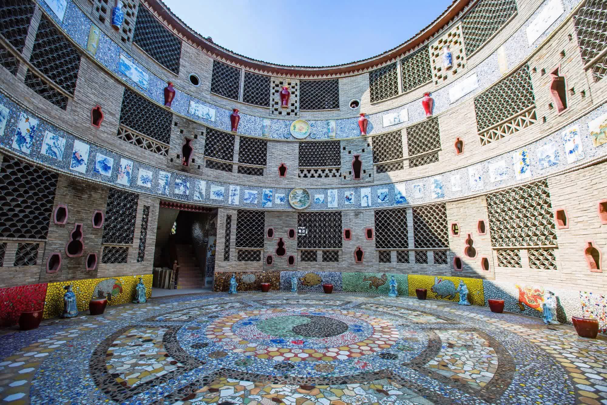 Cụ bà 90 tuổi bán hết tài sản để xây một cung điện bằng sứ, chấp nhận sống trong túp lều nhỏ vì ước nguyện to lớn - Ảnh 8.