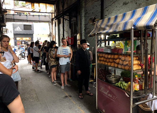 Sức hút của các quán vỉa hè tại TP.HCM đông đúc khách nước ngoài, có nơi được đầu bếp nổi tiếng thế giới đặt tên - Ảnh 22.
