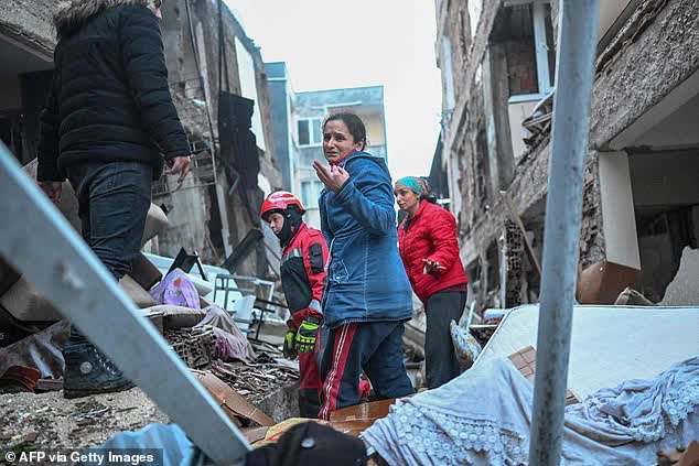 Khoảnh khắc ám ảnh trong thảm họa động đất ở Thổ Nhĩ Kỳ: Cha bất lực nắm chặt tay con gái đã thiệt mạng dưới đống đổ nát - Ảnh 22.
