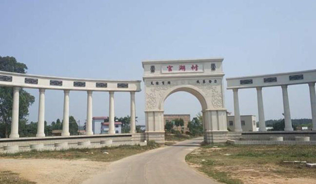 Cậu bé nghèo được cả làng góp tiền cho đi học và trở thành tỷ phú nhưng sóng gió ập đến lúc trả ơn: Xây biệt thự cho cả làng nhưng lòng tham là vô đáy, nhiều người tranh giành khiến tình cảm sứt mẻ - Ảnh 3. Cậu bé nghèo được cả làng góp tiền cho đi học và trở thành tỷ phú nhưng sóng gió ập đến lúc trả ơn: Xây biệt thự cho cả làng nhưng lòng tham là vô đáy, nhiều người tranh giành khiến tình cảm sứt mẻ - Ảnh 3.