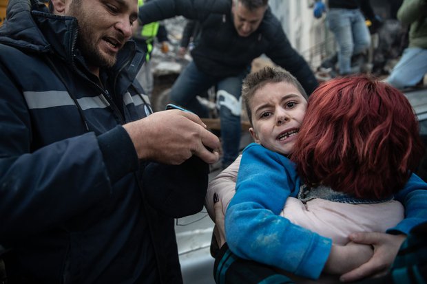  Khoảnh khắc bé trai Thổ Nhĩ Kỳ đoàn tụ với mẹ sau 52 giờ mắc kẹt vì động đất - Ảnh 4.