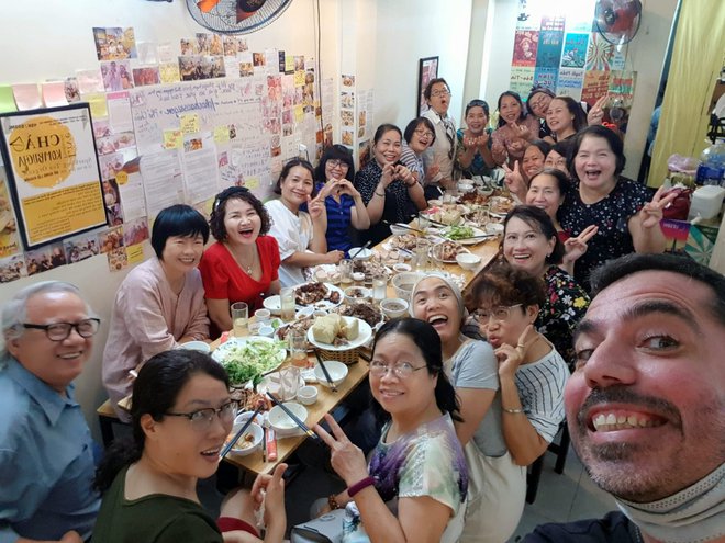 Sức hút của các quán vỉa hè tại TP.HCM đông đúc khách nước ngoài, có nơi được đầu bếp nổi tiếng thế giới đặt tên - Ảnh 13.