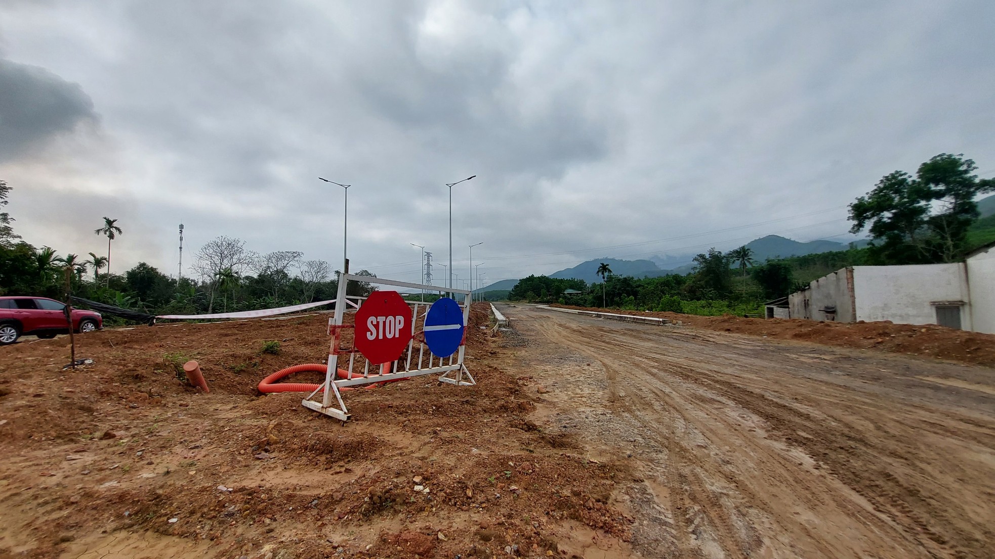 Ngổn ngang dự án nghìn tỷ, 3 lần gia hạn vẫn thi công... rùa bò - Ảnh 2. Ngổn ngang dự án nghìn tỷ, 3 lần gia hạn vẫn thi công... rùa bò - Ảnh 2.