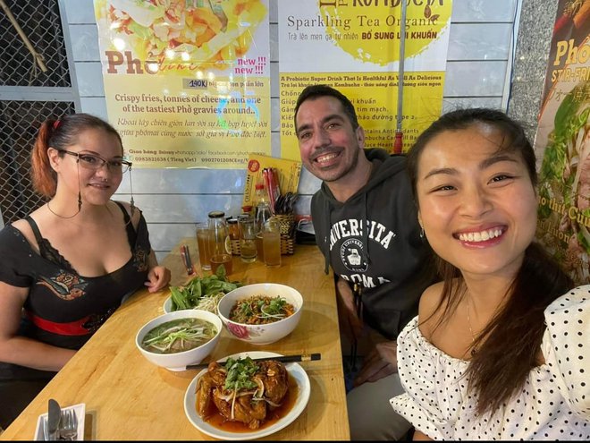 Sức hút của các quán vỉa hè tại TP.HCM đông đúc khách nước ngoài, có nơi được đầu bếp nổi tiếng thế giới đặt tên - Ảnh 12.