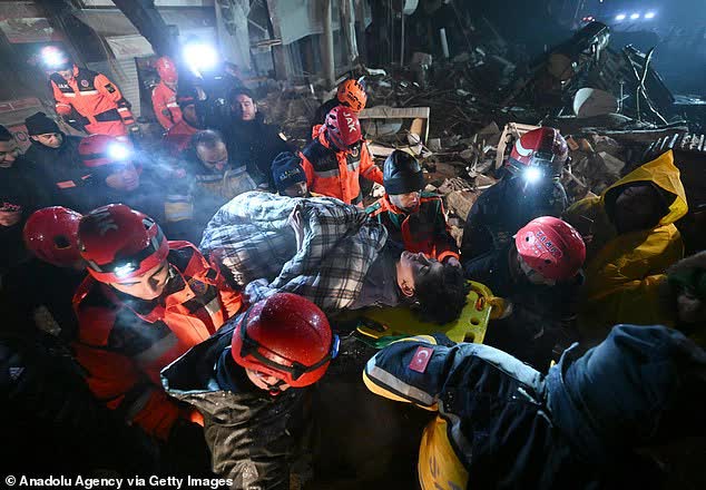 Khoảnh khắc ám ảnh trong thảm họa động đất ở Thổ Nhĩ Kỳ: Cha bất lực nắm chặt tay con gái đã thiệt mạng dưới đống đổ nát - Ảnh 12.