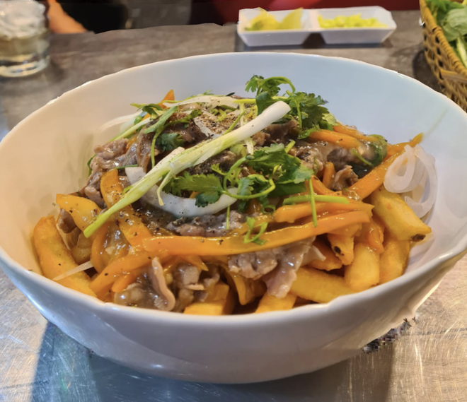 Sức hút của các quán vỉa hè tại TP.HCM đông đúc khách nước ngoài, có nơi được đầu bếp nổi tiếng thế giới đặt tên - Ảnh 11.