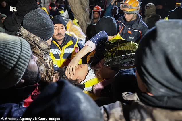 Khoảnh khắc ám ảnh trong thảm họa động đất ở Thổ Nhĩ Kỳ: Cha bất lực nắm chặt tay con gái đã thiệt mạng dưới đống đổ nát - Ảnh 11.