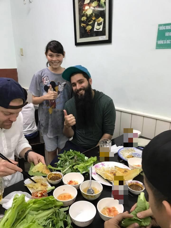 Sức hút của các quán vỉa hè tại TP.HCM đông đúc khách nước ngoài, có nơi được đầu bếp nổi tiếng thế giới đặt tên - Ảnh 9.