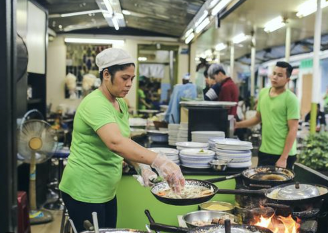 Sức hút của các quán vỉa hè tại TP.HCM đông đúc khách nước ngoài, có nơi được đầu bếp nổi tiếng thế giới đặt tên - Ảnh 6.