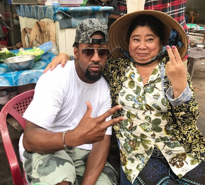 Sức hút của các quán vỉa hè tại TP.HCM đông đúc khách nước ngoài, có nơi được đầu bếp nổi tiếng thế giới đặt tên - Ảnh 5.