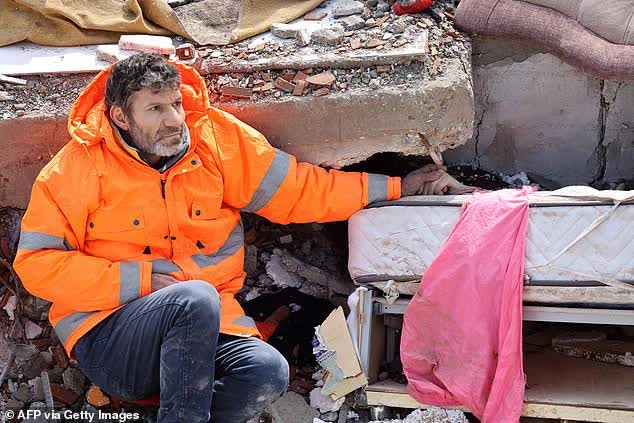 Khoảnh khắc ám ảnh trong thảm họa động đất ở Thổ Nhĩ Kỳ: Cha bất lực nắm chặt tay con gái đã thiệt mạng dưới đống đổ nát - Ảnh 4.
