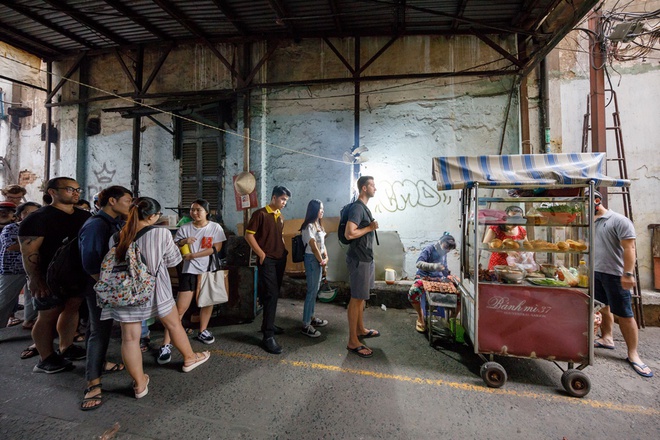Sức hút của các quán vỉa hè tại TP.HCM đông đúc khách nước ngoài, có nơi được đầu bếp nổi tiếng thế giới đặt tên - Ảnh 21.
