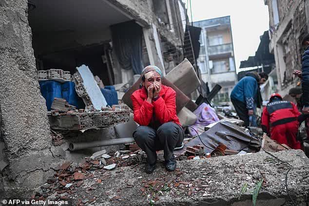 Khoảnh khắc ám ảnh trong thảm họa động đất ở Thổ Nhĩ Kỳ: Cha bất lực nắm chặt tay con gái đã thiệt mạng dưới đống đổ nát - Ảnh 21.