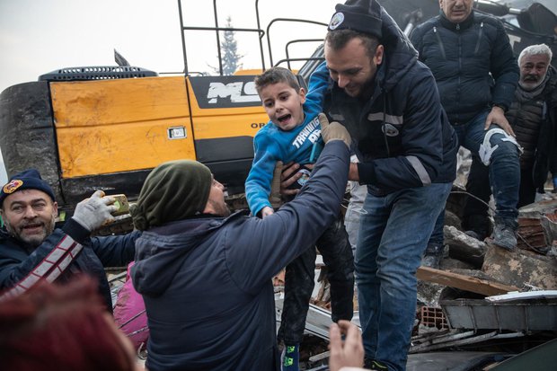  Khoảnh khắc bé trai Thổ Nhĩ Kỳ đoàn tụ với mẹ sau 52 giờ mắc kẹt vì động đất - Ảnh 3.