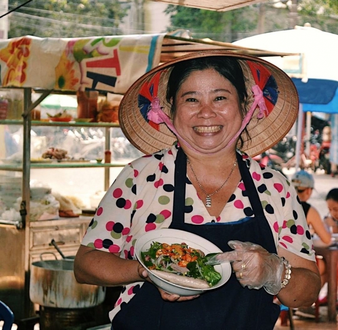 Sức hút của các quán vỉa hè tại TP.HCM đông đúc khách nước ngoài, có nơi được đầu bếp nổi tiếng thế giới đặt tên - Ảnh 3.