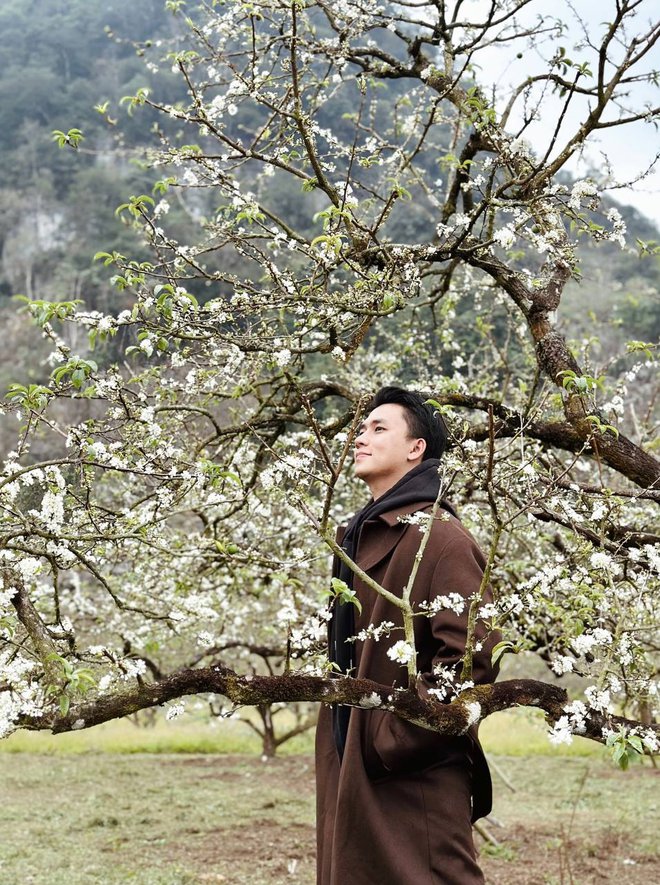 Mộc Châu trở thành điểm siêu hot dịp đầu xuân với những cây hoa mận phủ trắng núi đồi - Ảnh 11.