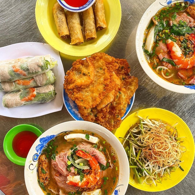 Sức hút của các quán vỉa hè tại TP.HCM đông đúc khách nước ngoài, có nơi được đầu bếp nổi tiếng thế giới đặt tên - Ảnh 2.