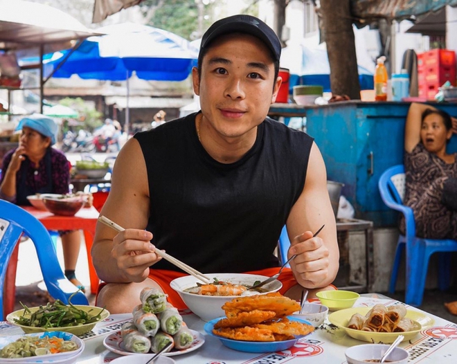 Sức hút của các quán vỉa hè tại TP.HCM đông đúc khách nước ngoài, có nơi được đầu bếp nổi tiếng thế giới đặt tên - Ảnh 1.